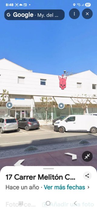 Edificio comercial rodeado de franquicias
