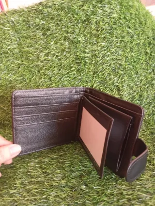 Cartera de piel sintética marrón