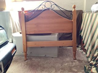 Cabecero de cama de madera y forja