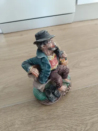 Figura cerámica hombre fumando en banco
