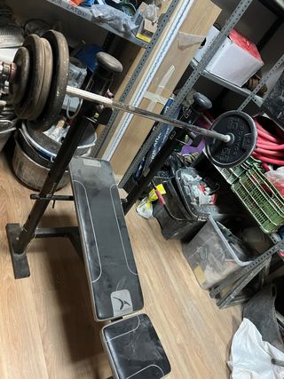 Banco de pesas con barra y discos