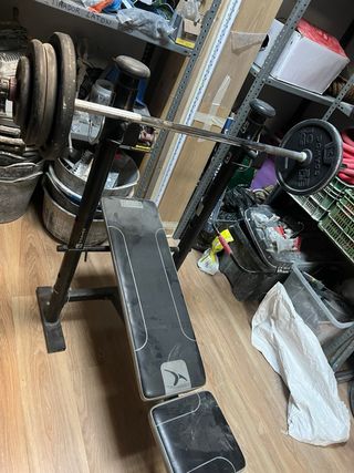 Banco de pesas con barra y discos