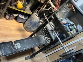 Banco de pesas con barra y discos