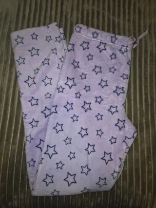 Pijama Morado Stitch dice talla M pero es una S