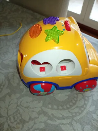 Coche de juguete educativo