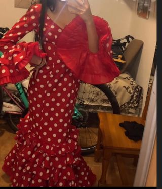 Vestido de gitana con detalles dorados y rojos