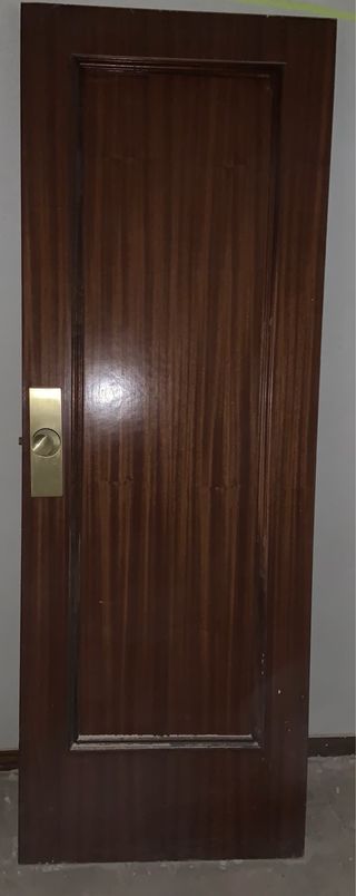 Puertas interior de madera.