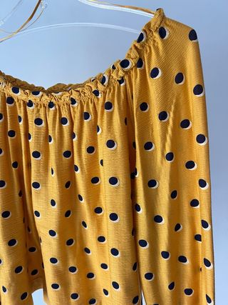 Blusa amarilla con lunares negros