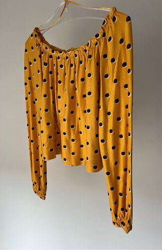 Blusa amarilla con lunares negros