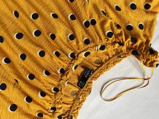 Blusa amarilla con lunares negros