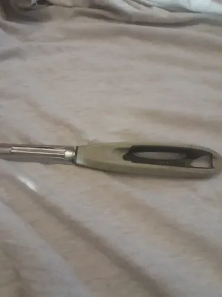 Utensile da cucina beige e argento