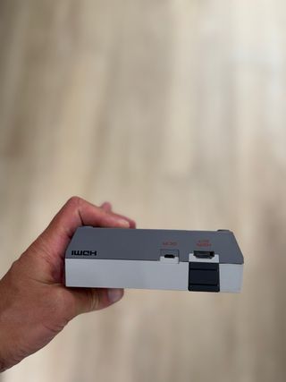 NES Mini con mandos y cables