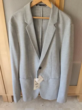 Chaqueta Zara Gris Talla M. Flexible. Cómoda.