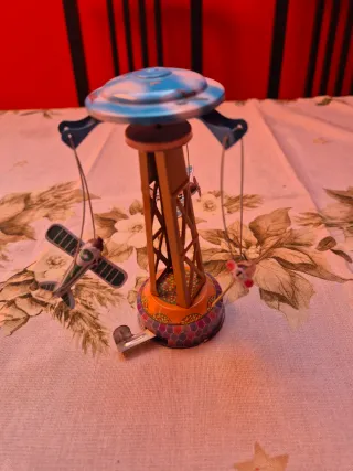 Carrusel de hojalata con aviones