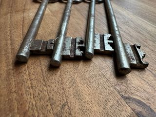 Lotto 4 chiavi antiche design vintage