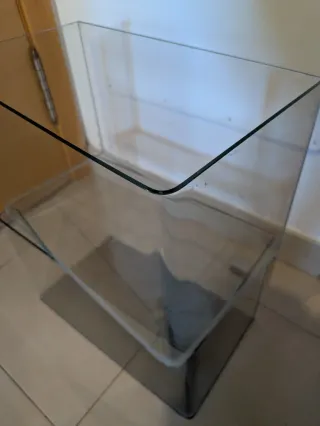 Dos urnas de cristal con frontal panorámico.