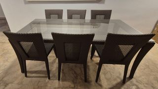 Mesa Skyline Cristal y 6 Sillas Mimbre