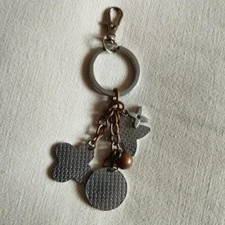 Portachiavi con ciondoli floreali