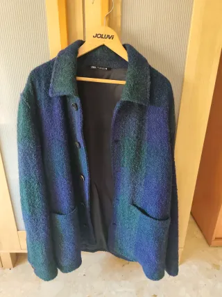 Chaqueta Zara Talla M. Cómoda. Abriga mucho.