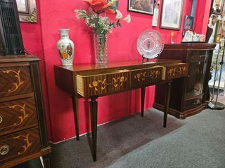 Móvel antigo madeira com detalhes florais