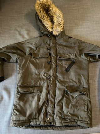 Parka verde con capucha y pelo