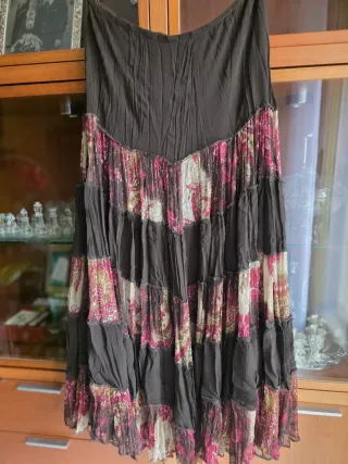 Conjunto de falda y blusa Marca Vegas París Nuevo.