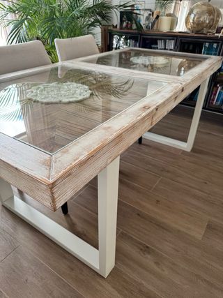 Mesa de comedor de madera y cristal
