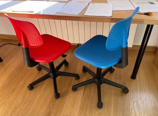 Sillas de escritorio con ruedas (roja y azul)