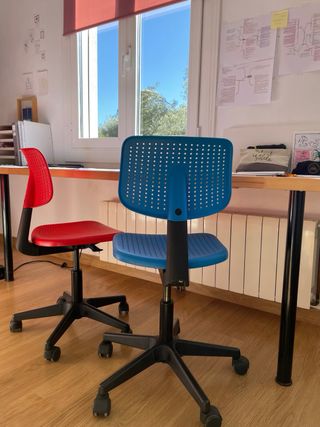 Sillas de escritorio con ruedas (roja y azul)