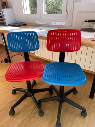 Sillas de escritorio con ruedas (roja y azul)