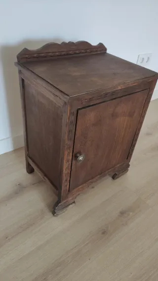 Mesita antigua de madera