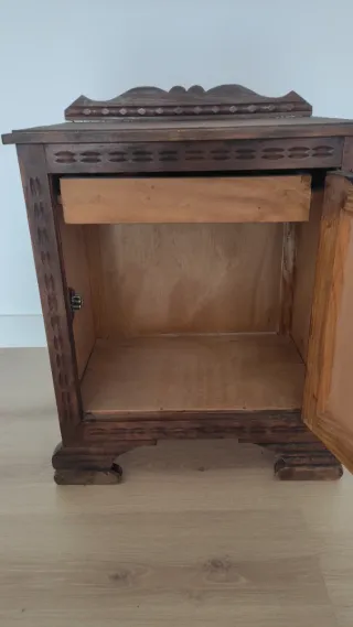 Mesita antigua de madera