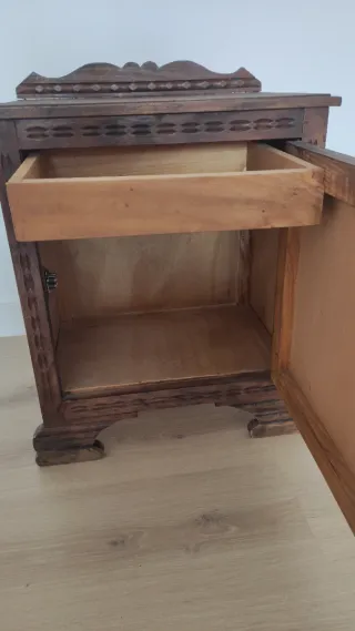 Mesita antigua de madera