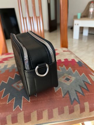 Bolso Guess Negro Correa Logo