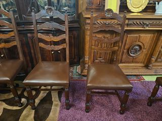 Cadeiras antigas em madeira maciça estofadas recen