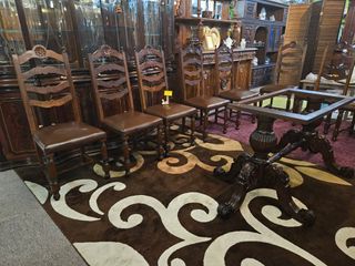 Cadeiras antigas em madeira maciça estofadas recen