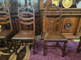 Cadeiras antigas em madeira maciça estofadas recen