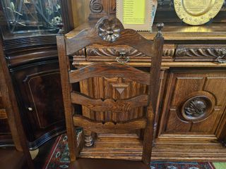 Cadeiras antigas em madeira maciça estofadas recen