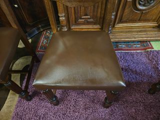 Cadeiras antigas em madeira maciça estofadas recen