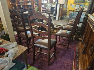 Cadeiras antigas em madeira maciça estofadas recen