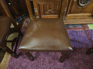 Cadeiras antigas em madeira maciça estofadas recen