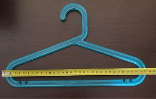 34 Perchas de Plástico Colores Surtidos