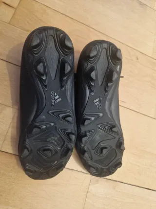 Botas fútbol niño marca Adidas, negras talla 31