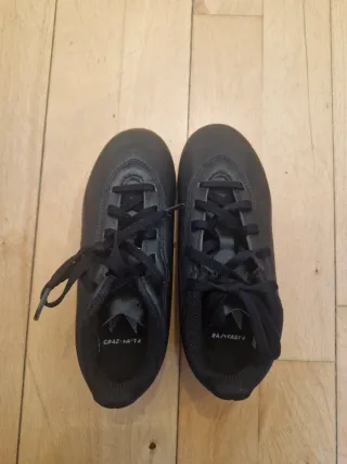 Botas fútbol niño marca Adidas, negras talla 31