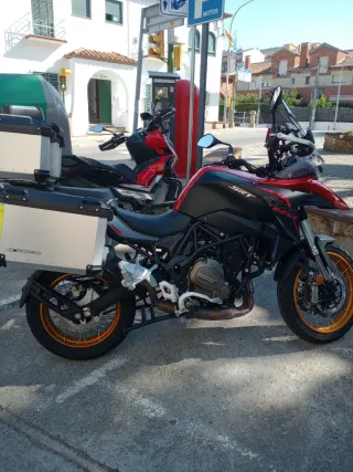 Moto Adventure Negra y Roja QJ MOTOR SRT 700. 2024