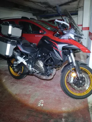 Moto Adventure Negra y Roja QJ MOTOR SRT 700. 2024