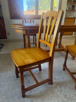 Mesa y sillas de comedor de madera maciza