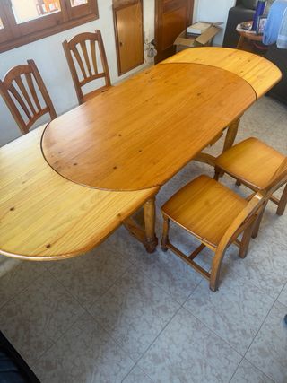 Mesa y sillas de comedor de madera maciza