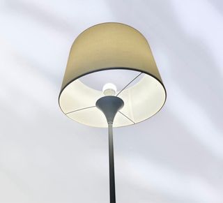 Lámpara de pie moderna gris tela beige