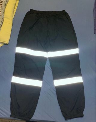 Pantaloni neri con bande riflettenti